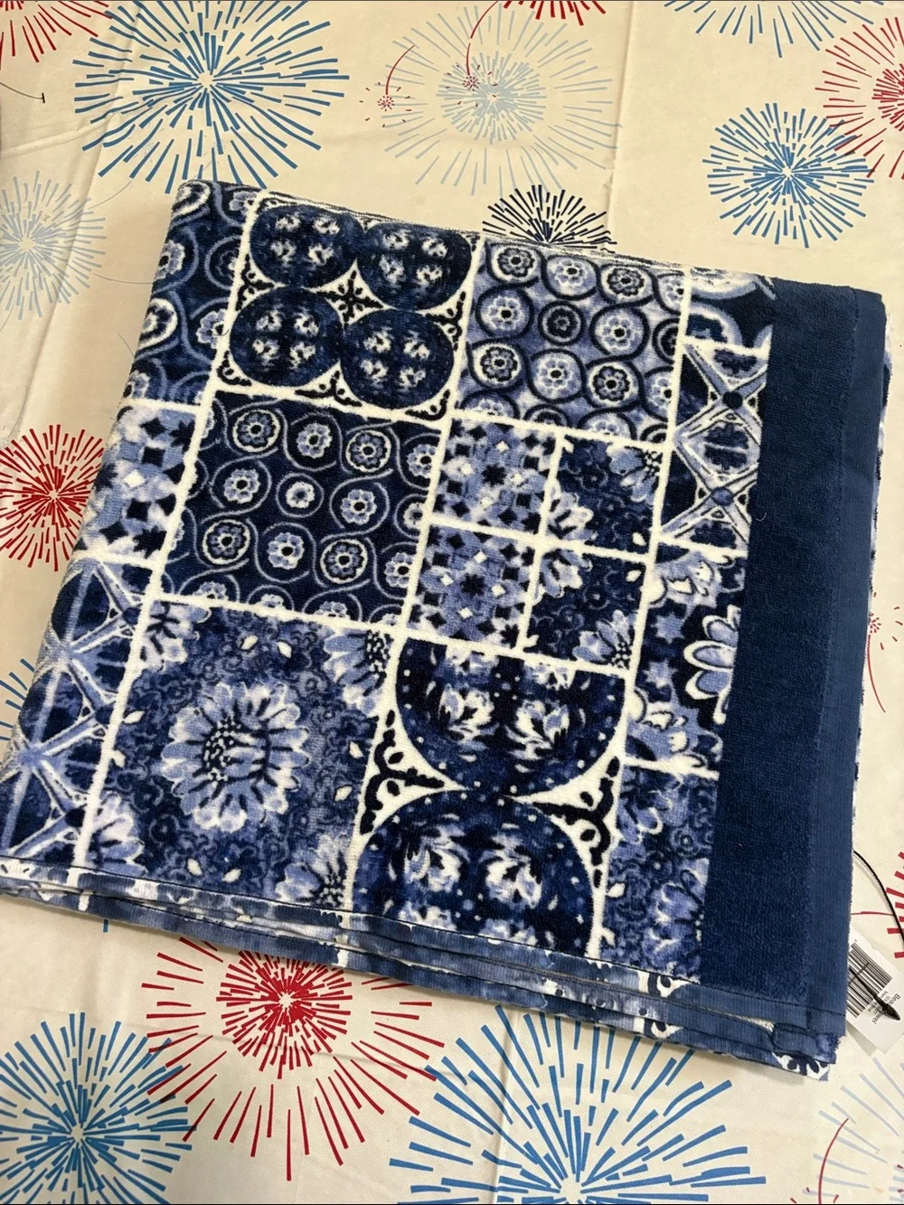 Vera Bradley Navy and White ISLAND TILE BLUE print beach towel NWT